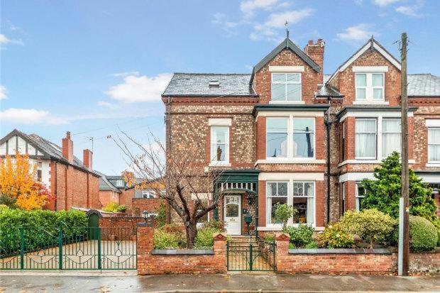 Queens One Urmston Esterno foto