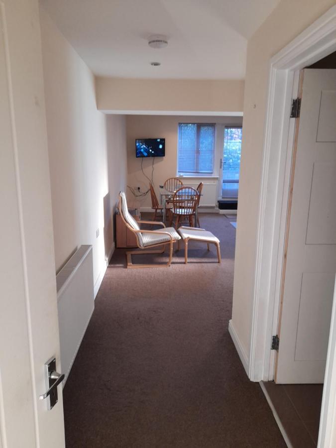 Queens One Urmston Esterno foto