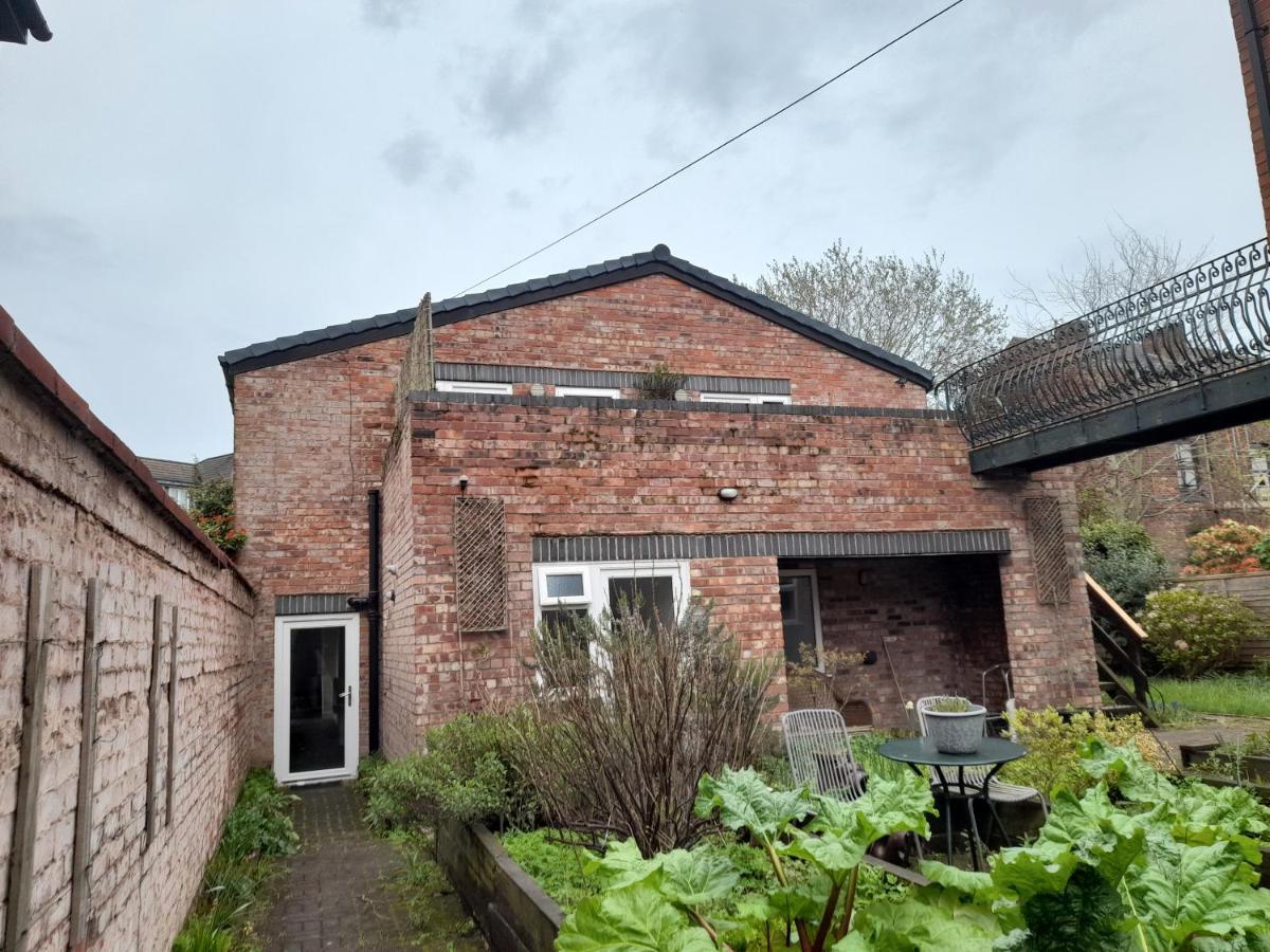Queens One Urmston Esterno foto