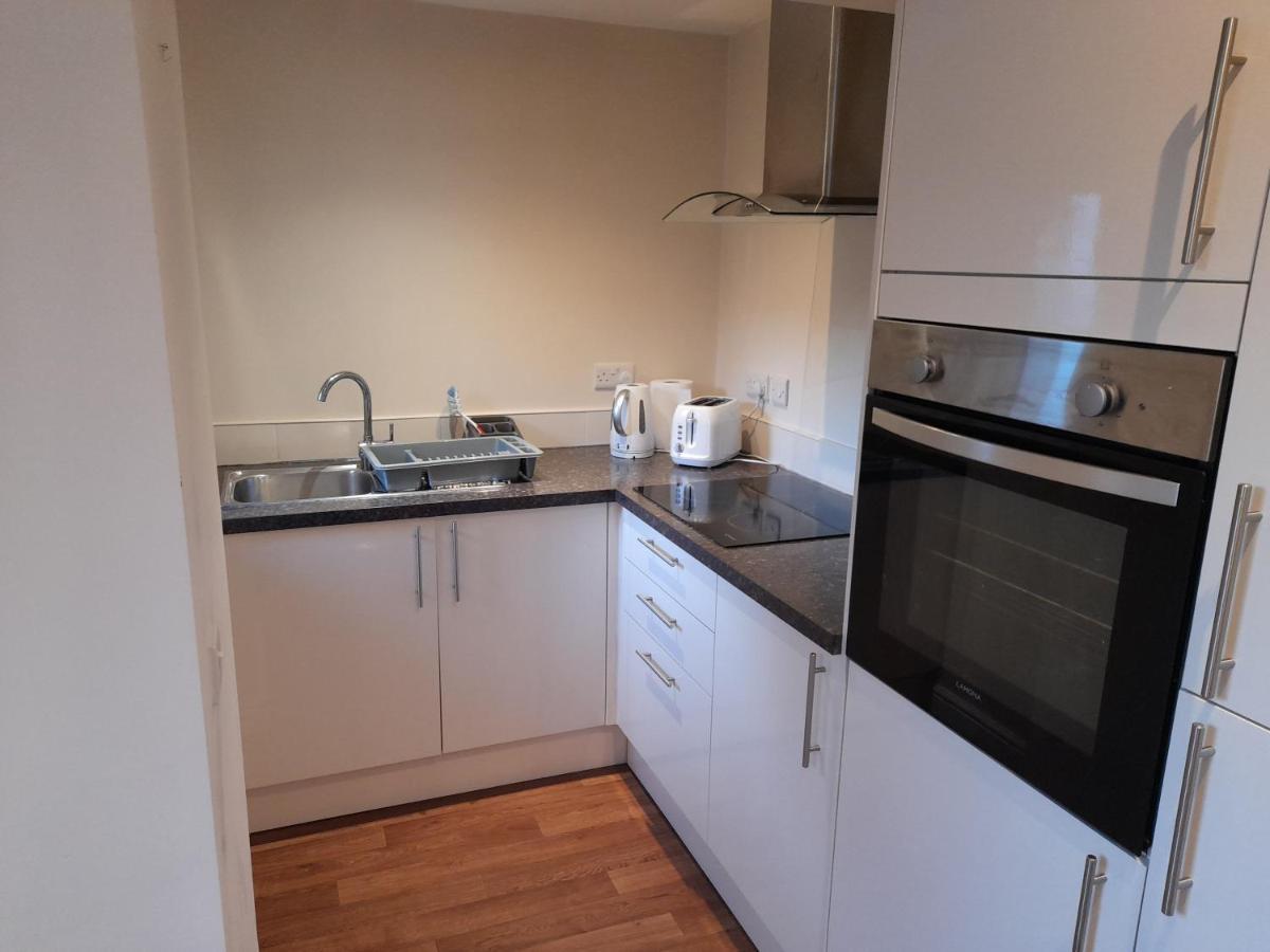 Queens One Urmston Esterno foto