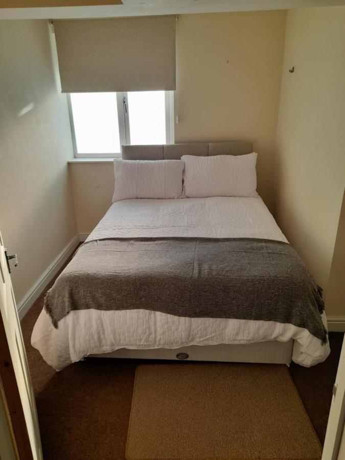 Queens One Urmston Esterno foto