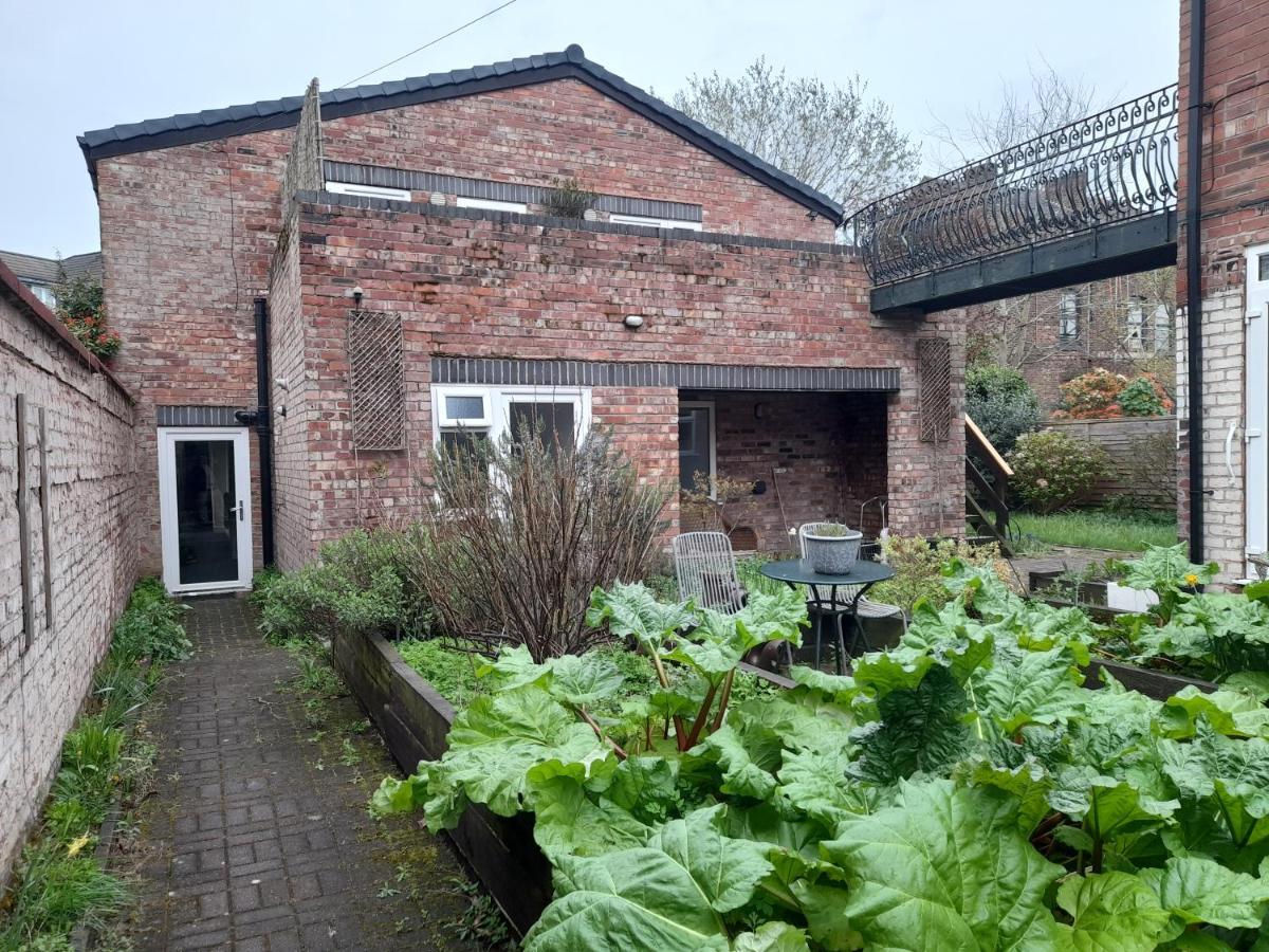 Queens One Urmston Esterno foto