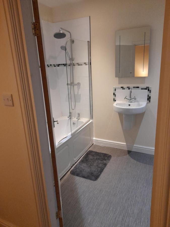 Queens One Urmston Esterno foto