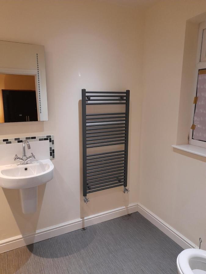 Queens One Urmston Esterno foto
