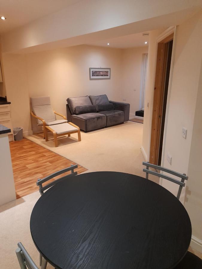 Queens One Urmston Esterno foto