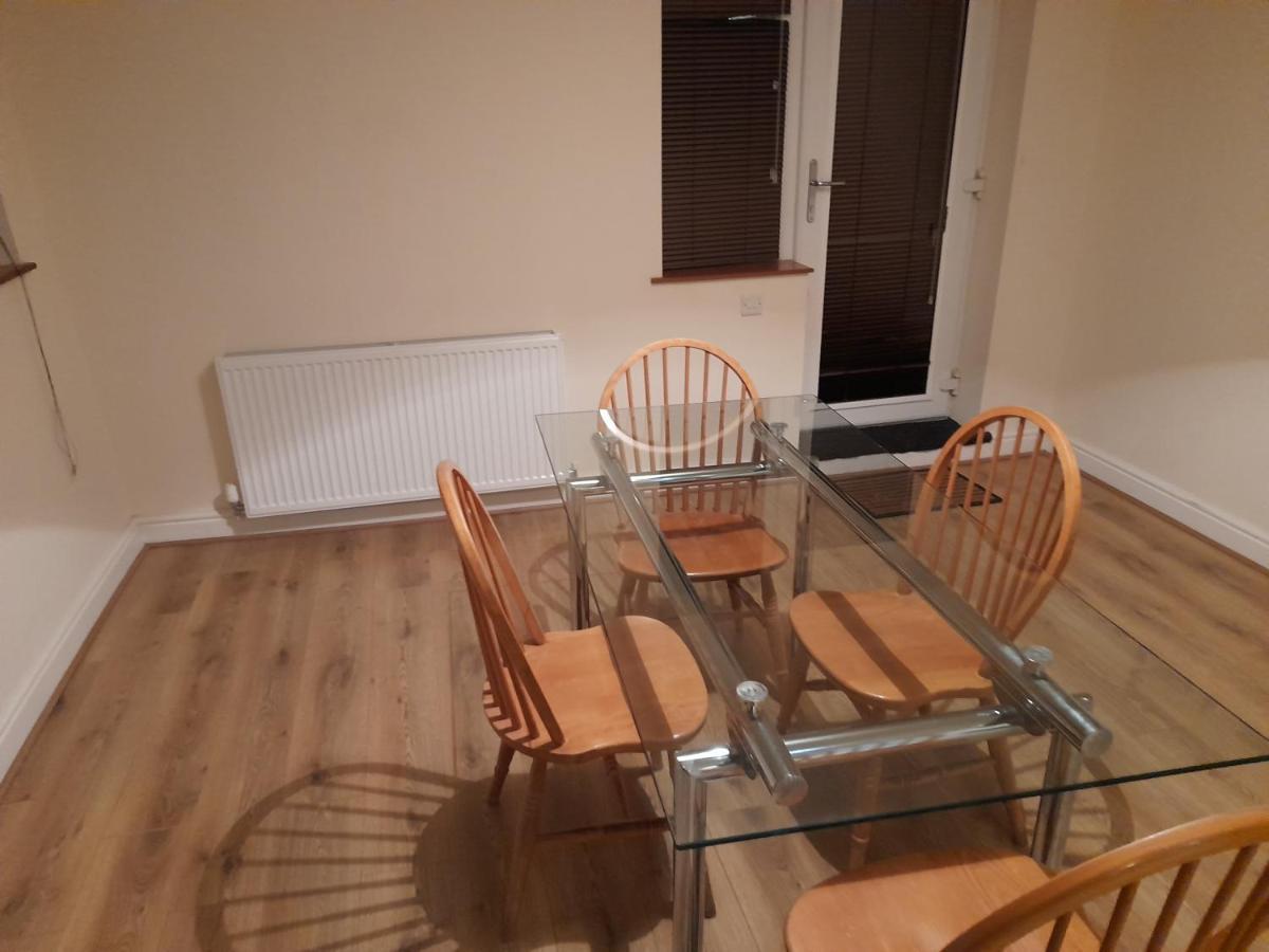 Queens One Urmston Esterno foto