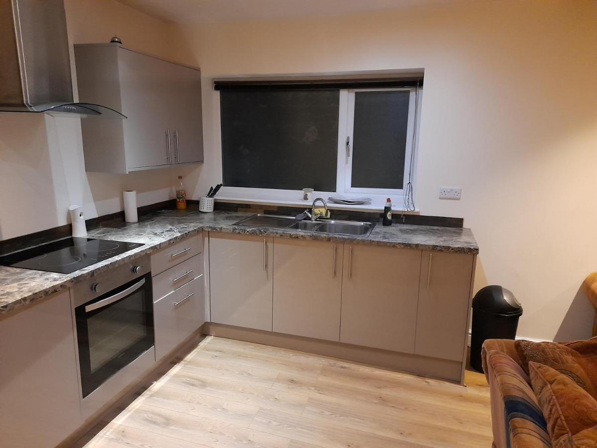 Queens One Urmston Esterno foto