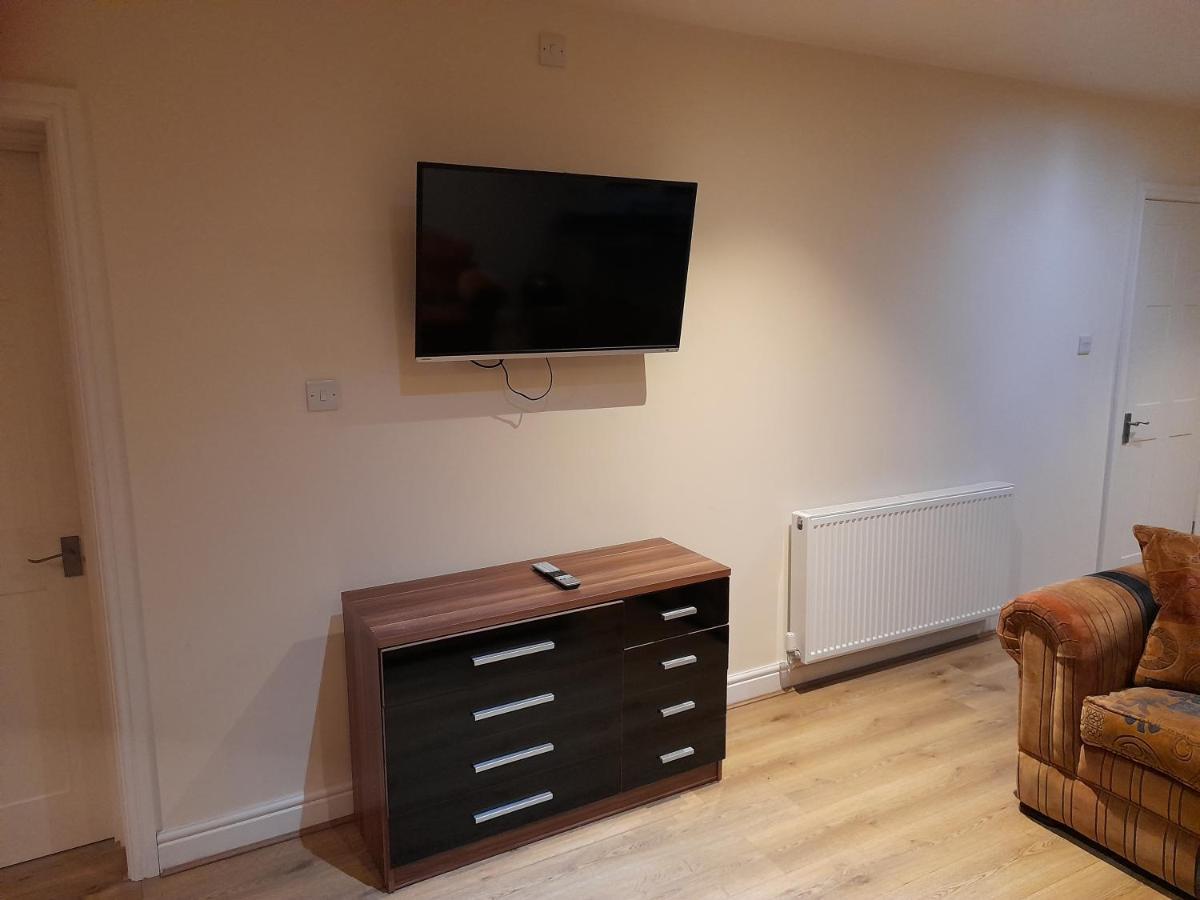 Queens One Urmston Esterno foto