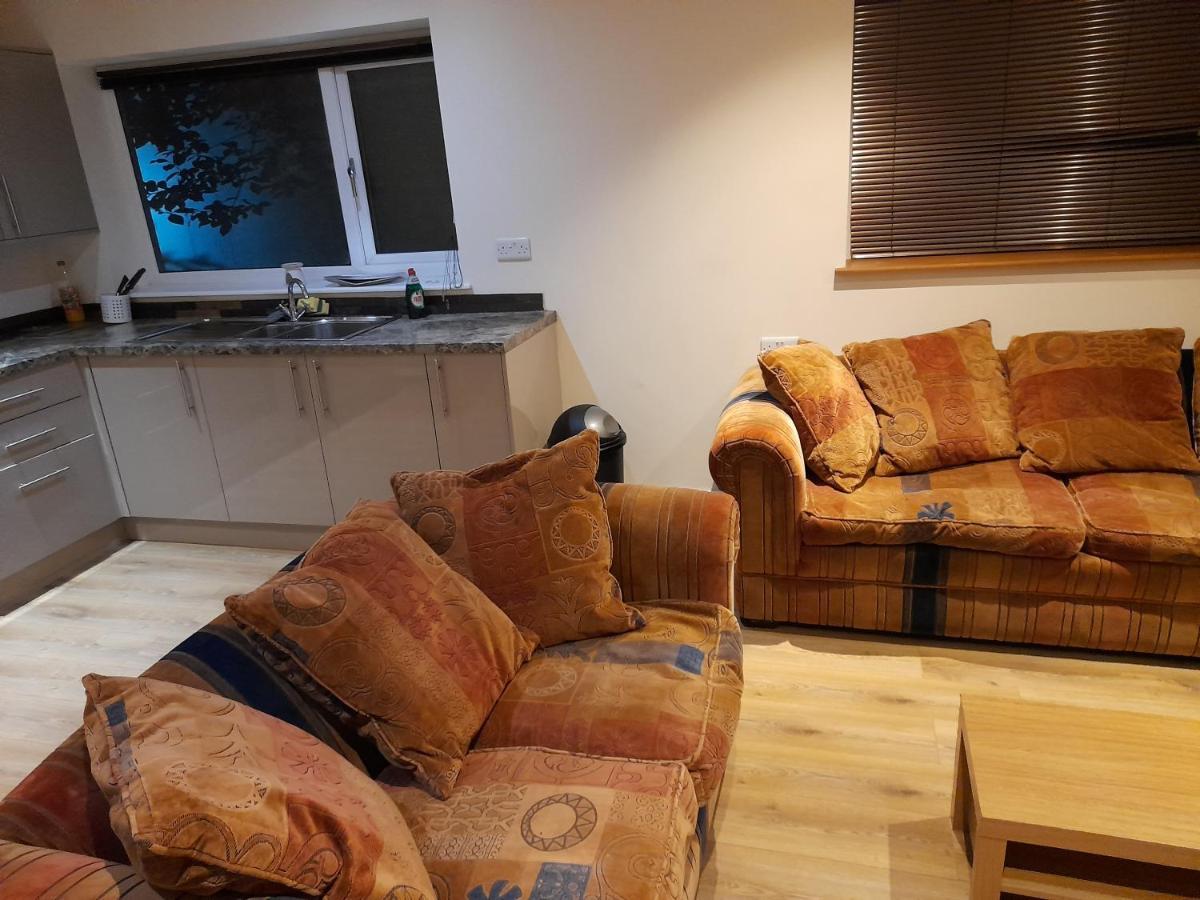 Queens One Urmston Esterno foto
